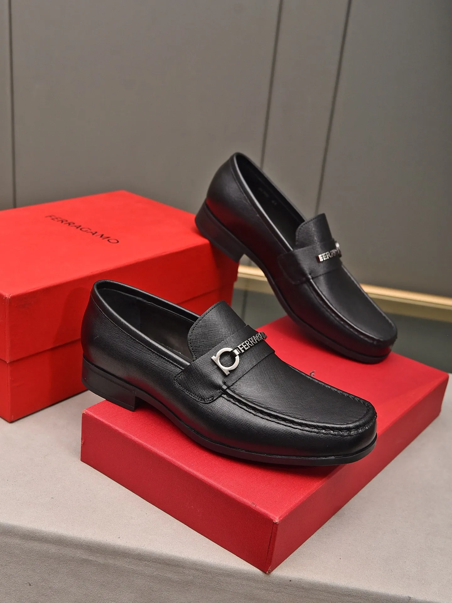 Men's shoes 💰: 460 [Original running volume and quality] Brand: Ferragamo (Ferragamo) Size: Men's size 38/44 (45 can be customized) Grade: Same style as the official website High-end quality men's shoes Material: Original first-layer calfskin Water-dyed cowhide lining Original outsole Style categories: Men's fashion formal business casual leather shoes Slip-on men's high-top series Young fashion European and American trends British style Casual matching Comfortable on the feet